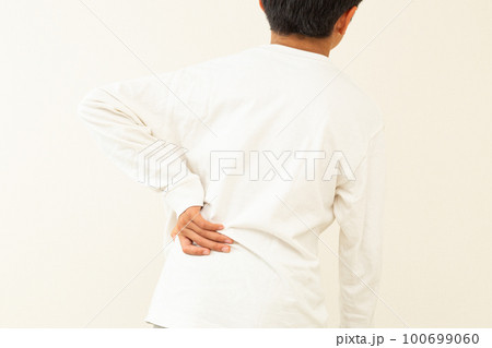 腰を痛がる子供 100699060