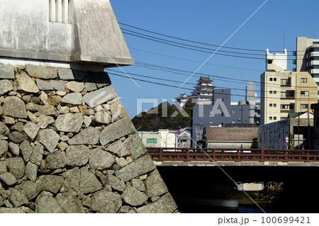 佐賀県唐津市 唐津城周辺の散策コース 三の丸辰巳櫓から唐津城方向の景観 佐賀県唐津市 唐津城周辺の散策コース 三の丸辰巳櫓から唐津城方向の景観 100699421