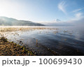 河口湖から見る朝霧の中の雪を被った富士山 100699430