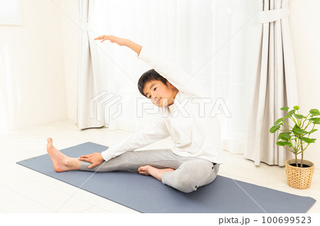 ストレッチをする男の子 ストレッチをする男の子 100699523