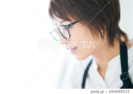 メガネをかけた女性 メガネをかけた女性 100699525