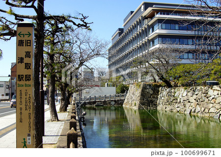 佐賀県唐津市　唐津城周辺の散策コースの景観「肥後堀」 100699671