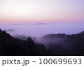 朝焼けの雲海に浮かぶ三日月 100699693