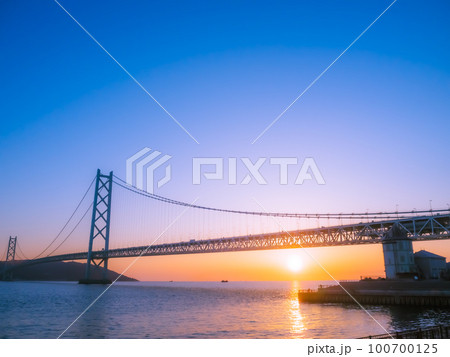 夕焼けと明石海峡大橋 夕焼けと明石海峡大橋 100700125