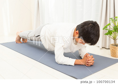 体幹トレーニングをする男の子 体幹トレーニングをする男の子 100700134