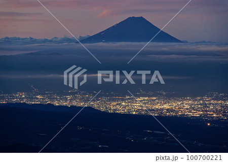八ヶ岳連峰・前三ツ頭から見る夜明けの富士山と甲府盆地の夜景 100700221