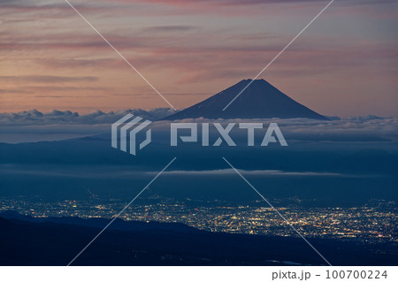 八ヶ岳連峰・前三ツ頭から見る夜明けの富士山と甲府盆地の夜景 八ヶ岳連峰・前三ツ頭から見る夜明けの富士山と甲府盆地の夜景 100700224