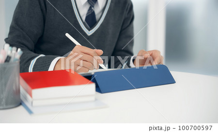 タブレットで勉強する男子学生 100700597