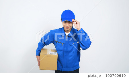 段ボールを持った作業員 宅配便 デリバリースタッフ 段ボールを持った作業員 宅配便 デリバリースタッフ 100700610