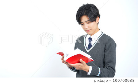 本を読む男子学生 100700638
