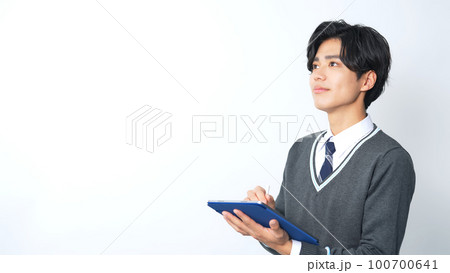 タブレットを使う男子学生 タブレットを使う男子学生 100700641