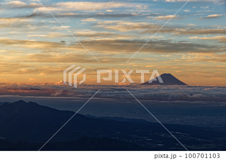 八ヶ岳連峰・前三ツ頭から見る朝焼け空と富士山 100701103