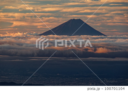 八ヶ岳連峰・前三ツ頭から見る朝焼け空と富士山 100701104