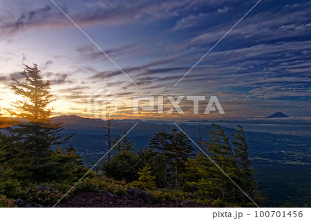 八ヶ岳連峰・前三ツ頭から見る朝焼けの空と富士山・奥秩父の山並み 八ヶ岳連峰・前三ツ頭から見る朝焼けの空と富士山・奥秩父の山並み 100701456
