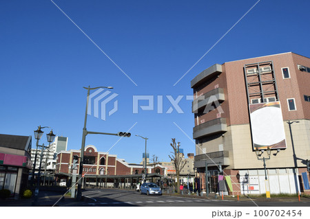 埼玉県坂戸市・鶴ヶ島市 若葉駅西口の街並み 100702454