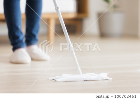 床掃除をする女性 100702461