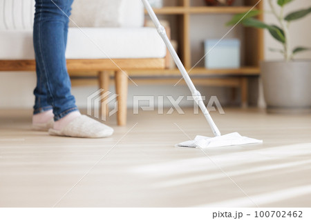 床掃除をする女性 100702462