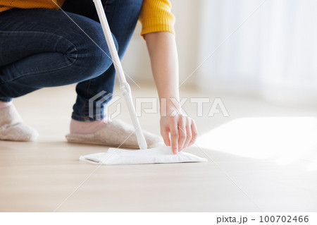 床掃除をする女性 100702466
