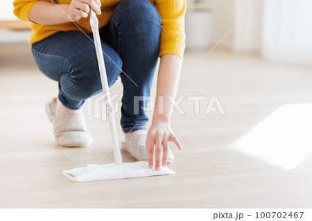 床掃除をする女性 100702467