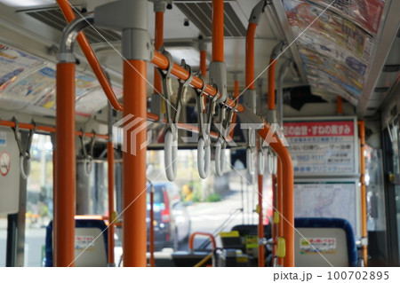 ローカルバスの車内 ローカルバスの車内 100702895