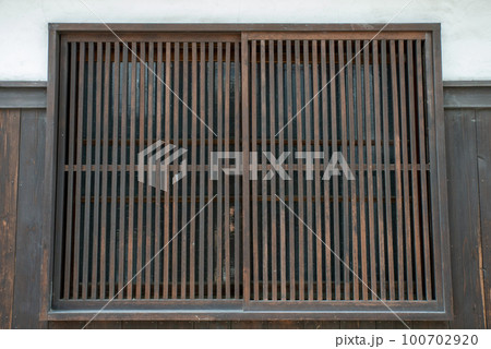 日本家屋の古い格子窓の写真素材 [100702920] - PIXTA