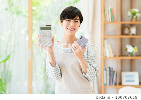 電卓を持つ若い女性 100703659