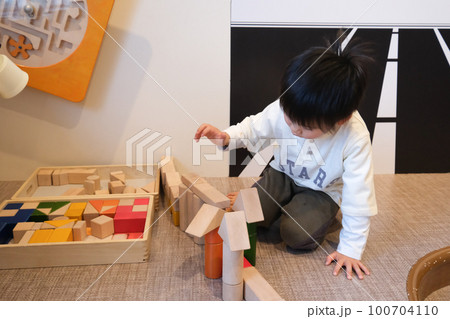 積み木で遊ぶ男の子 積み木で遊ぶ男の子 100704110