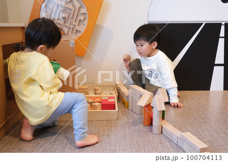 積み木で遊ぶ男の子 積み木で遊ぶ男の子 100704113