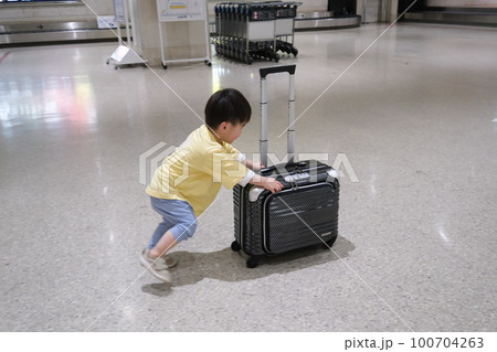 スーツケースを押す男の子 旅行イメージ スーツケースを押す男の子 旅行イメージ 100704263