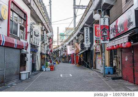 東京都台東区上野 無人のJR上野駅周辺の飲食店街 東京都台東区上野 無人のJR上野駅周辺の飲食店街 100706403