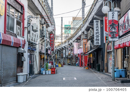東京都台東区上野 無人のJR上野駅周辺の飲食店街 東京都台東区上野 無人のJR上野駅周辺の飲食店街 100706405