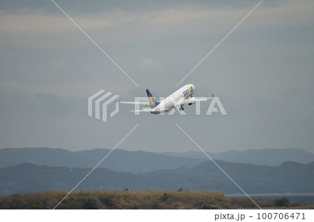 長崎空港発 離陸するJETSTAR 長崎空港発 離陸するJETSTAR 100706471