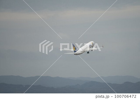 長崎空港から離陸する航空機 100706472