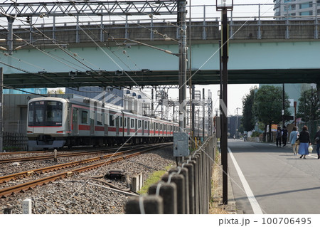 線路沿いの道 100706495