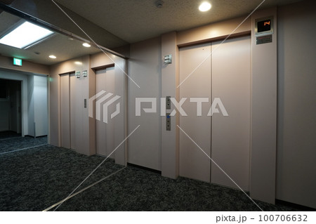 タワーマンションのエレベーター3基 タワーマンションのエレベーター3基 100706632