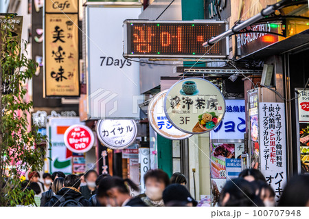 日本の東京都市景観 新大久保の繁華街…=3月20日 日本の東京都市景観 新大久保の繁華街…=3月20日 100707948