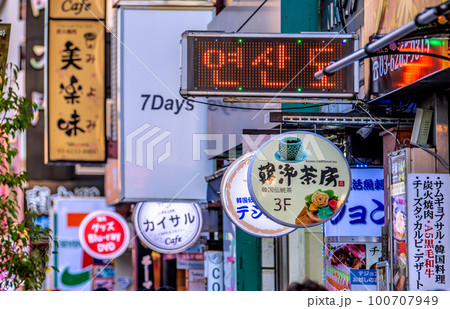 日本の東京都市景観 新大久保の繁華街…=3月20日 日本の東京都市景観 新大久保の繁華街…=3月20日 100707949