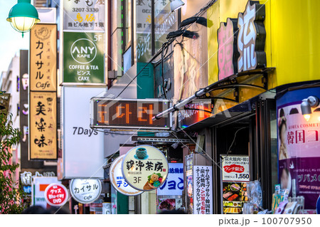 日本の東京都市景観　新大久保の繁華街…＝3月20日 100707950