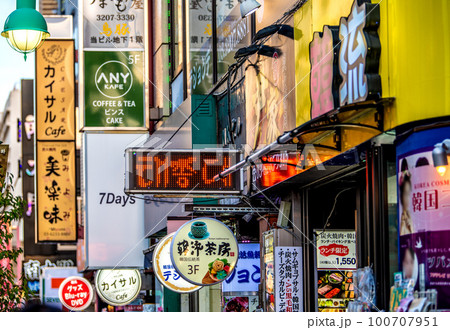 日本の東京都市景観　新大久保の繁華街…＝3月20日 100707951