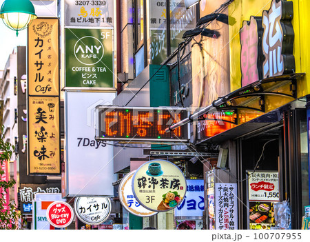 日本の東京都市景観　新大久保の繁華街…＝3月20日 100707955