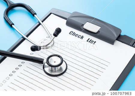聴診器とチェックシート　ブルーバック 100707963