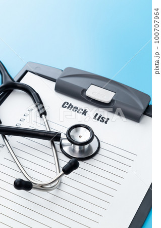 聴診器とチェックシート ブルーバック 聴診器とチェックシート ブルーバック 100707964