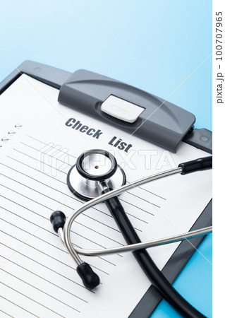 聴診器とチェックシート　ブルーバック 100707965
