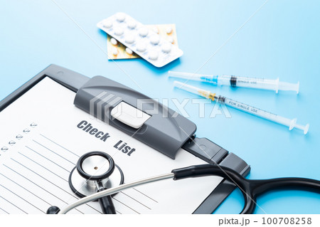 聴診器とチェックシート　ブルーバック 100708258