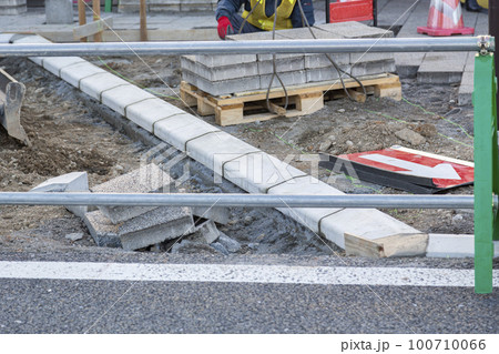 歩道の工事現場 100710066