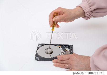【HDDをドライバーで分解する女性】 【HDDをドライバーで分解する女性】 100711846
