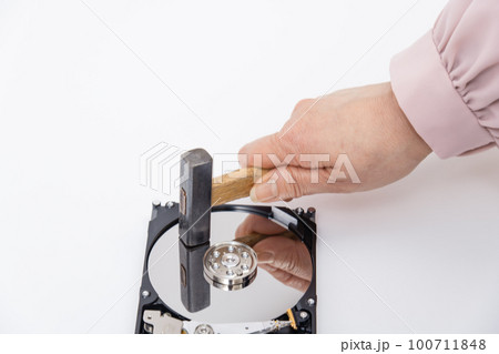 【HDDをハンマーで破壊する女性】 100711848