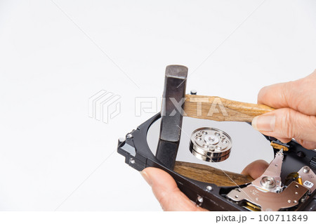 【HDDをハンマーで破壊する女性】 【HDDをハンマーで破壊する女性】 100711849