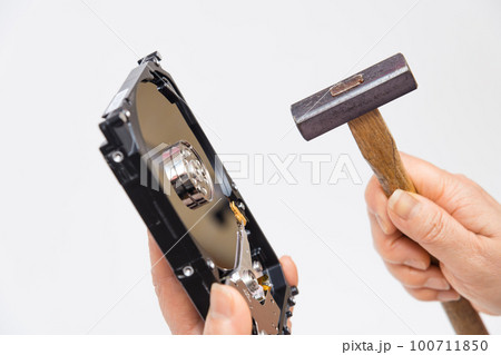 【HDDをハンマーで破壊する女性】 100711850