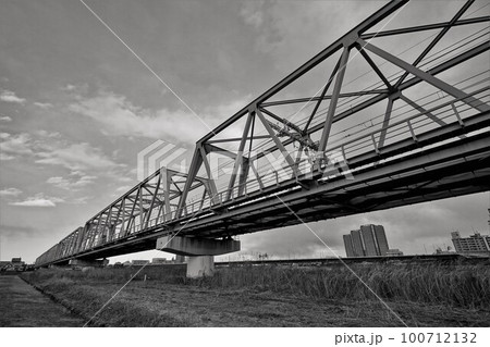 長く伸びる鉄橋 100712132